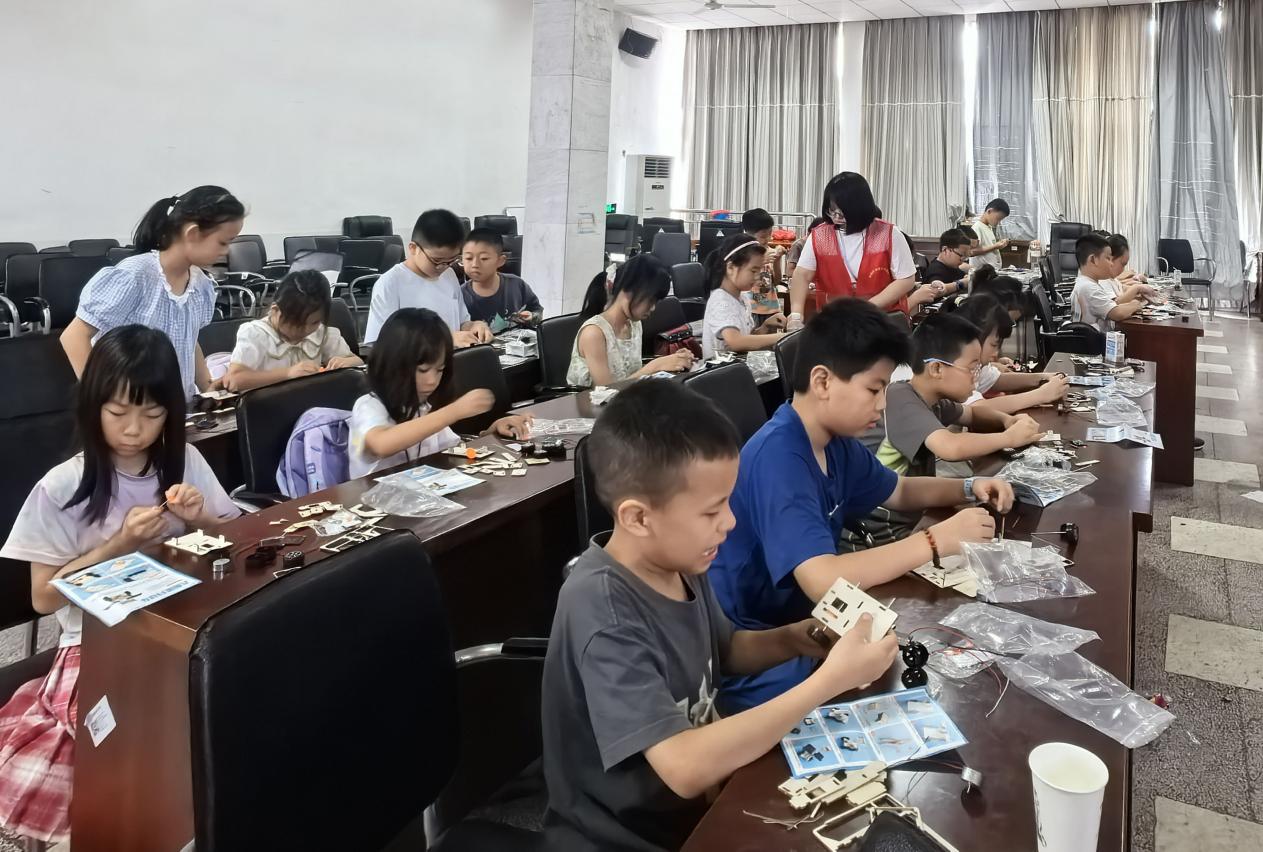 关圣殿社区：太阳能月球车点亮多彩暑假