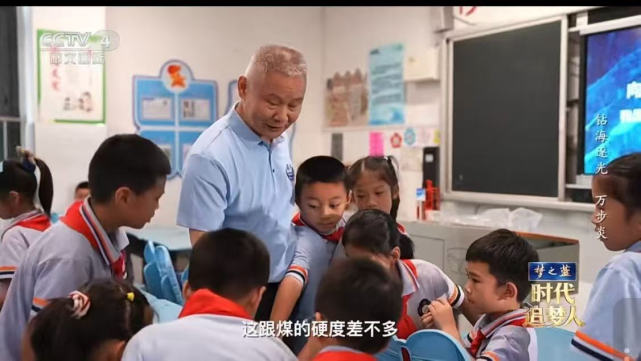 万步炎走进九华和平科大小学，央视《时代追梦人》纪录科学育人瞬间