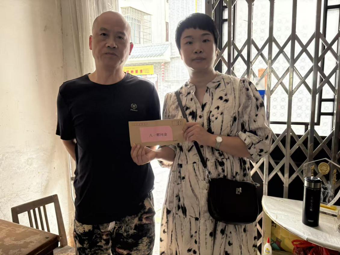 风车坪社区开展“八一”节前走访慰问活动