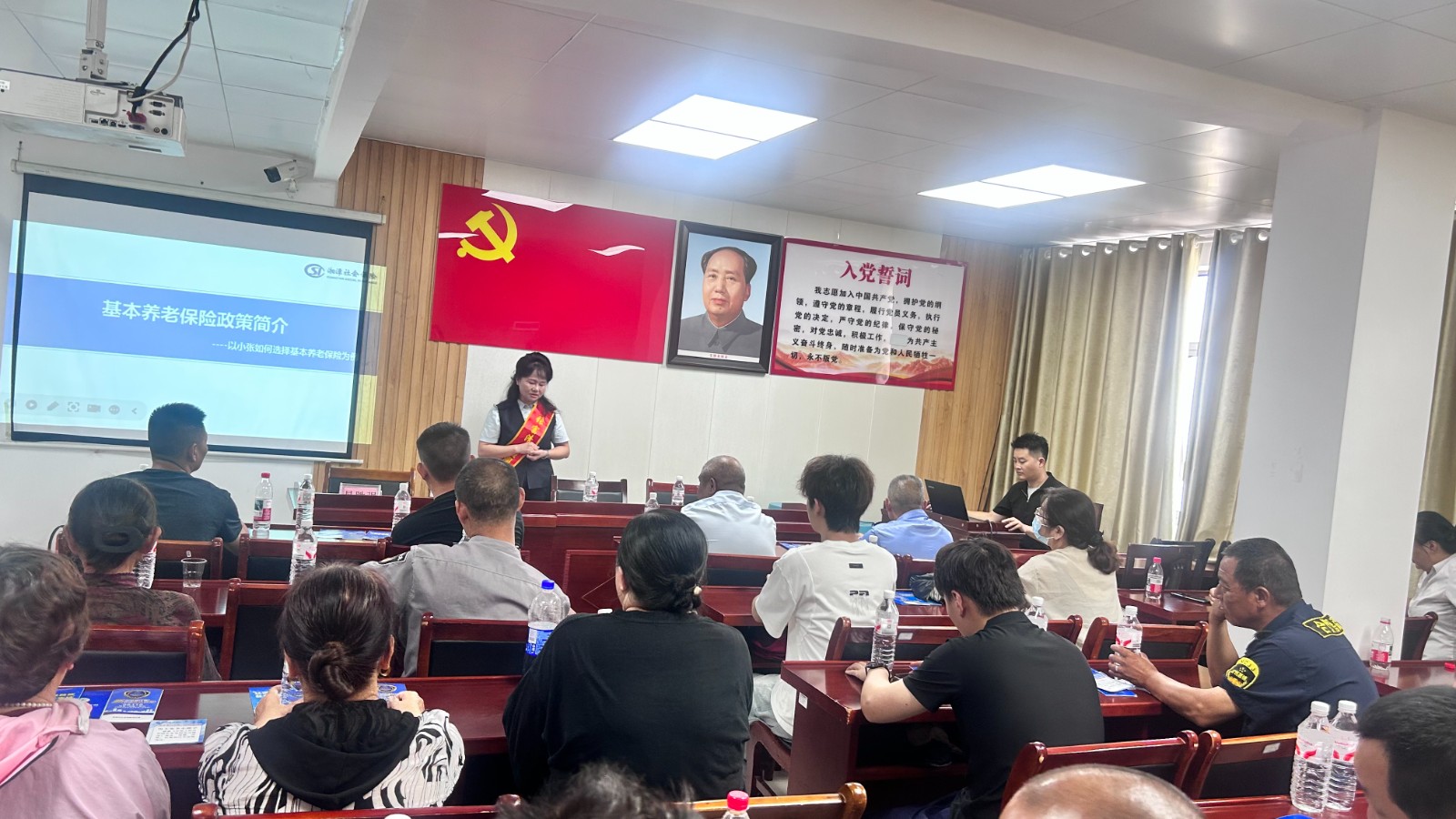 社保宣讲进社区 政策惠民暖人心 —— 桃李社区开展基本养老保险专题屋场会