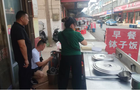 姜畲社区开展餐饮门店燃气安全专项排查  筑牢沿街“烟火气”安全防线
