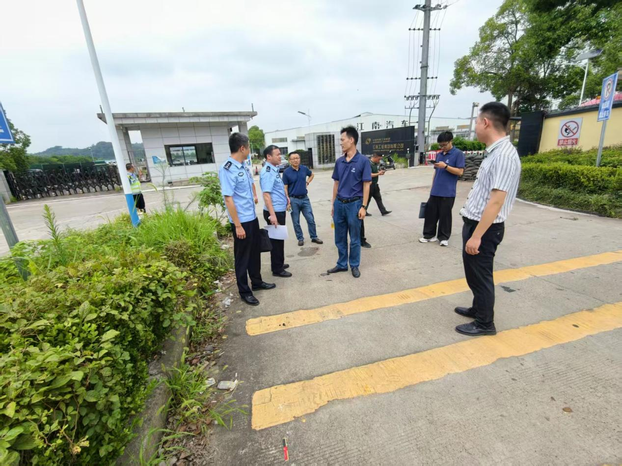 楠竹山镇精准整治厂区周边道路交通安全风险