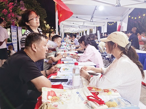 夜市送岗“烟火气”社保宣传“接地气” ——窑湾街道社保服务走进莲城夜市