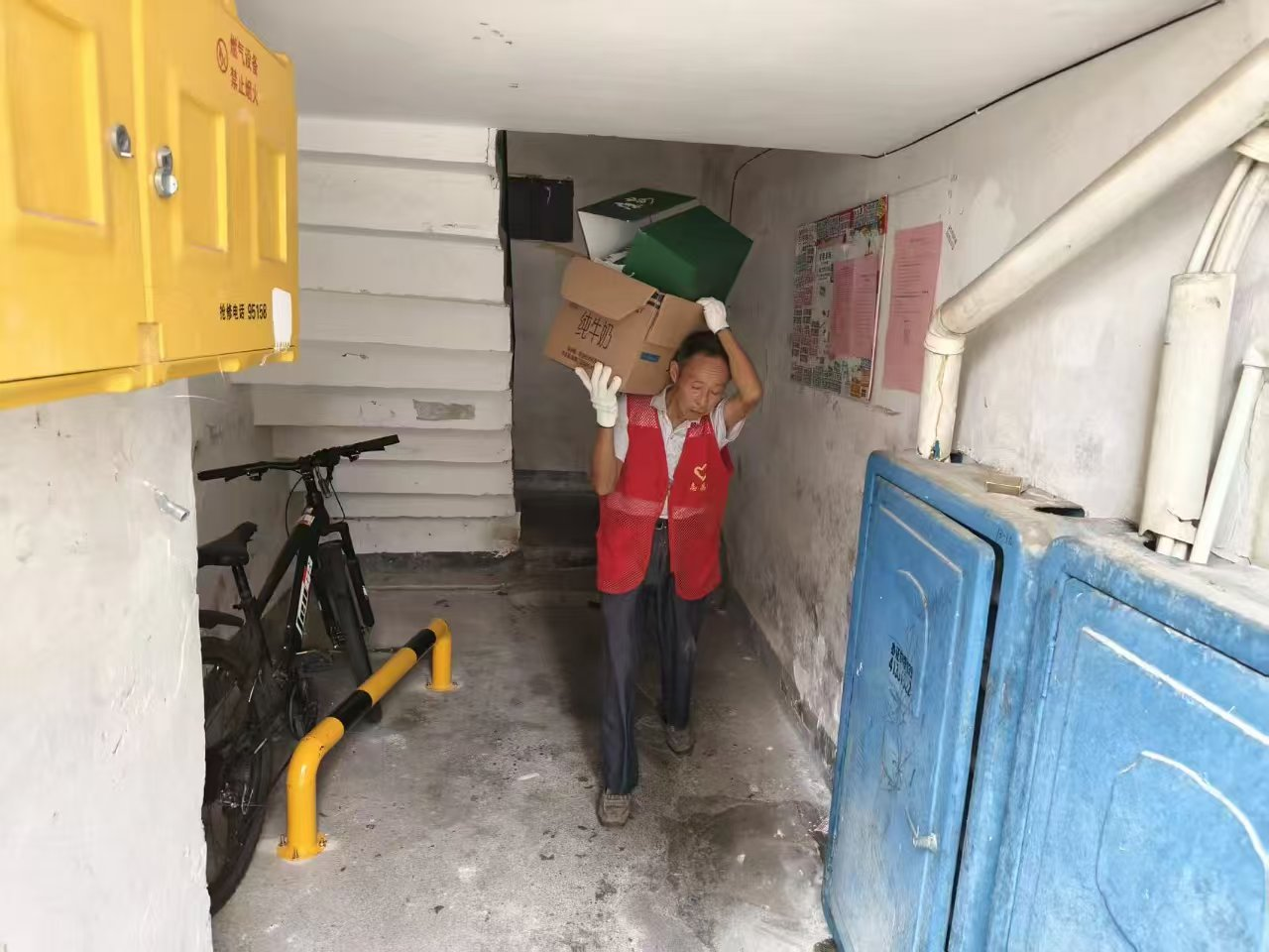 集中整治楼道堆物，筑牢小区安全防线——和平桥社区扎实推进“十大重点攻坚”专项行动