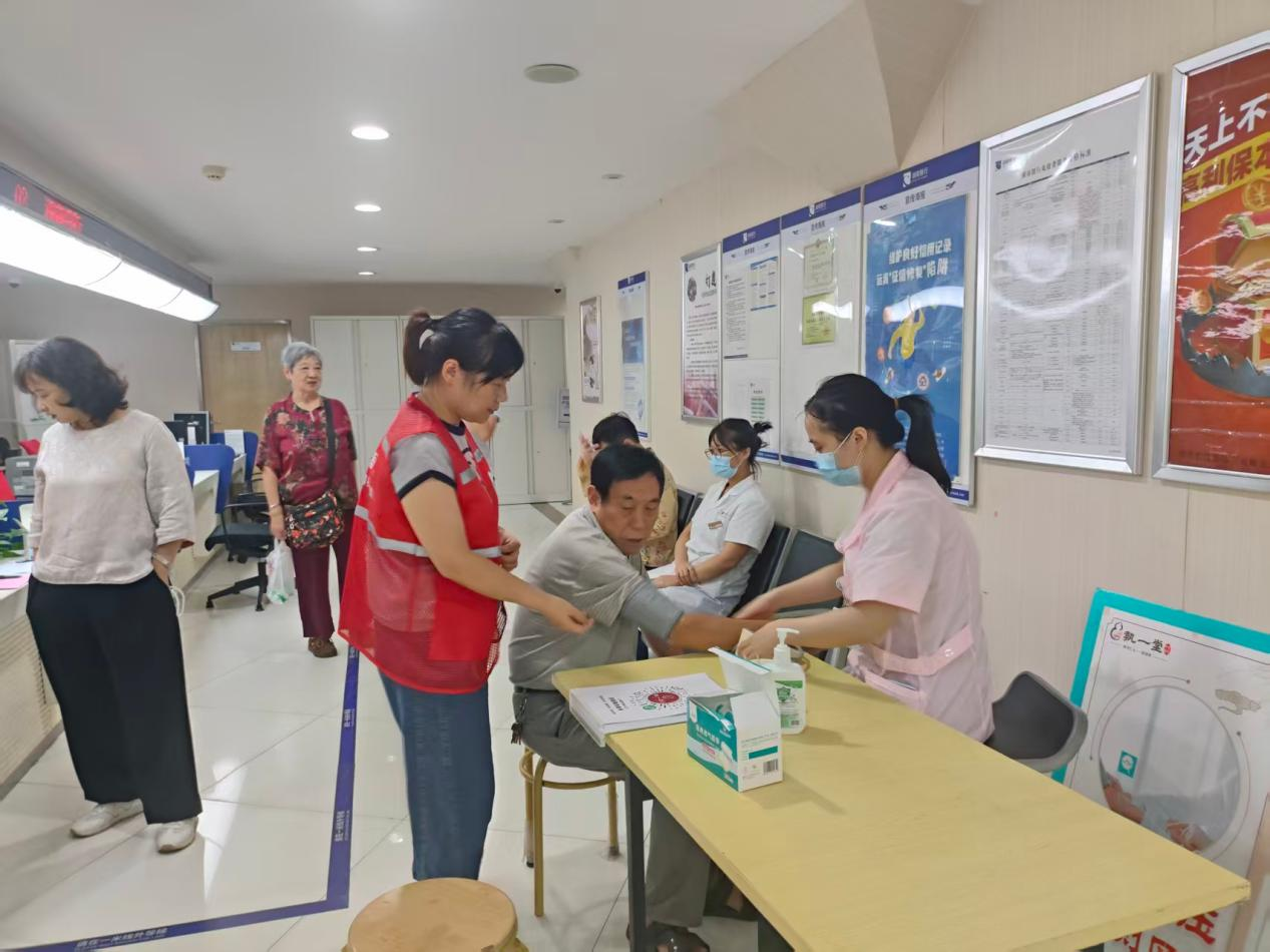 车站路社区联合多方开展“幸福湘邻”夏日便民义诊活动