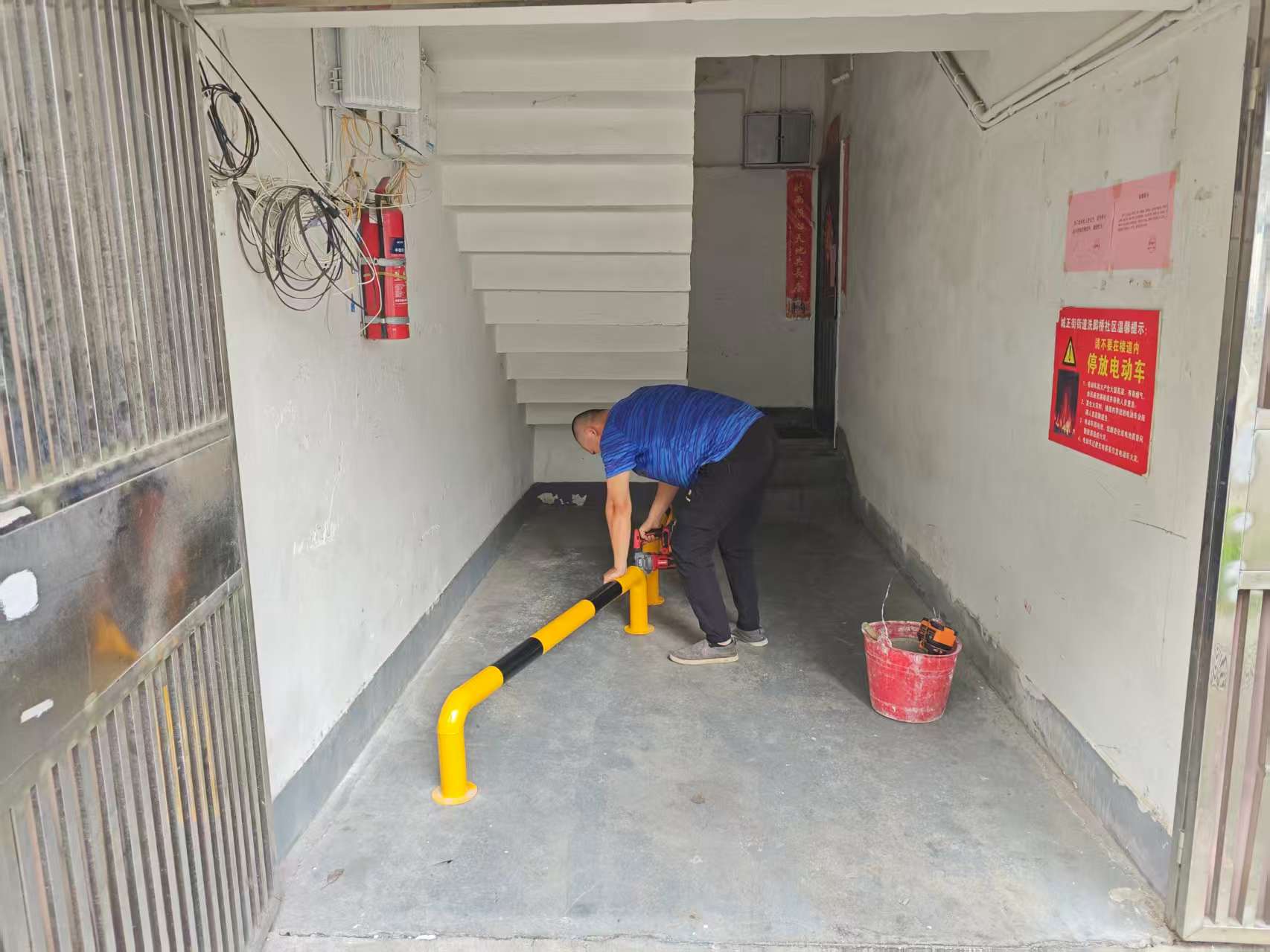 【十大重点攻坚行动】城正街街道安装U型防护桩 筑牢楼道“生命通道”安全防线