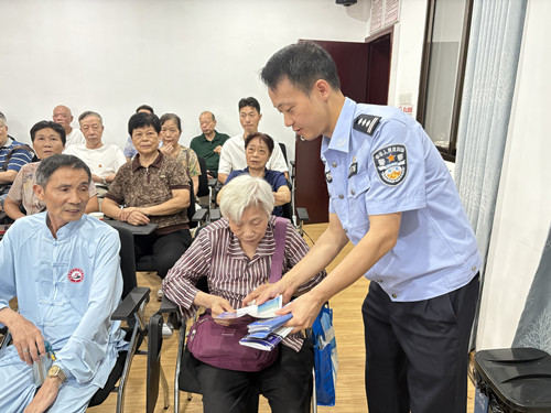 富民城社区开展老年人财产权益保护普法活动