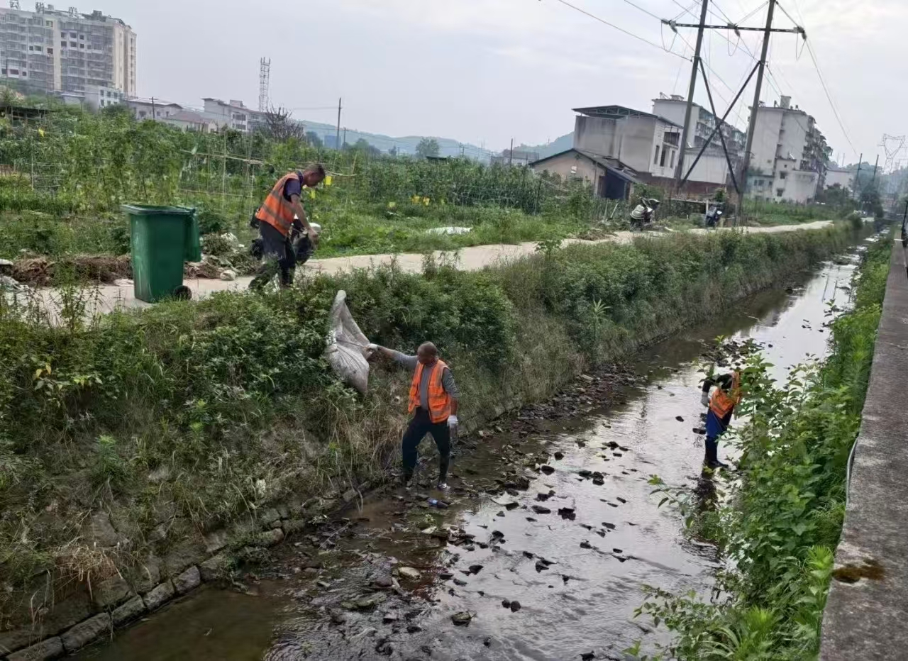 雨湖区楠竹山镇“大物业+大服务”工作之三十五丨快速响应处置河面漂浮物 全力守护云湖河水域生态环境