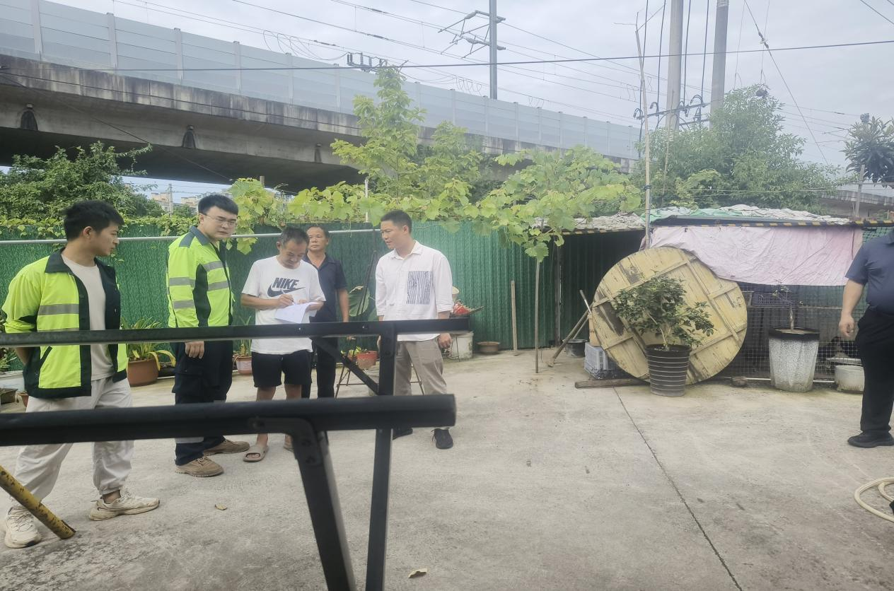 万楼街道：排查整治沿线隐患 筑牢铁路安全防线
