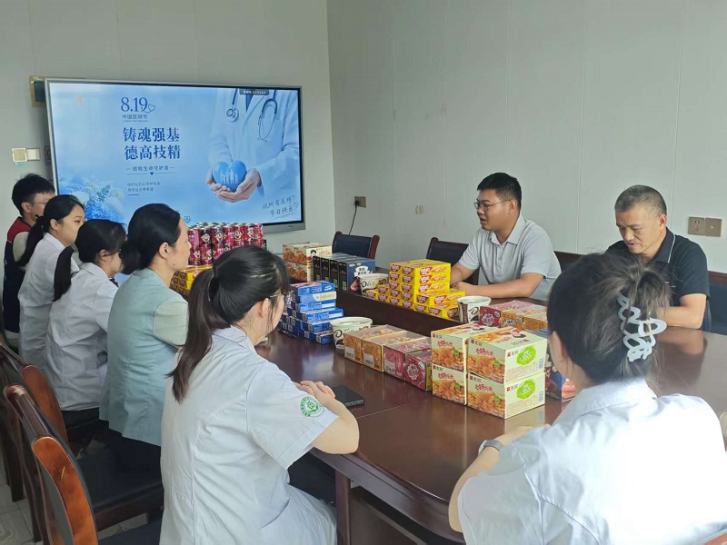 鹤岭镇开展中国医师节慰问活动