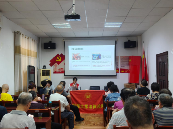 万新社区：校社联动送法入户，普法护航幸福晚年