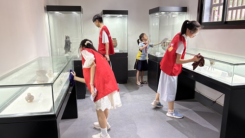 唐兴寺社区组织青少年志愿者开展秋瑾故居清洁实践活动