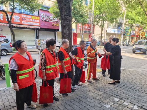 广园社区：银社携手送清凉 暖心关怀暖一线