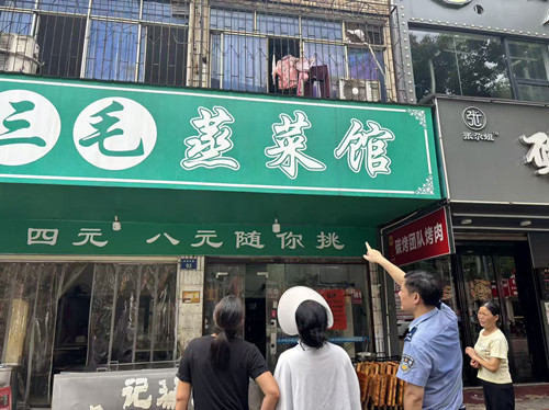 富民城社区：拆窗破网除隐患 畅通门店安全“生命通道”