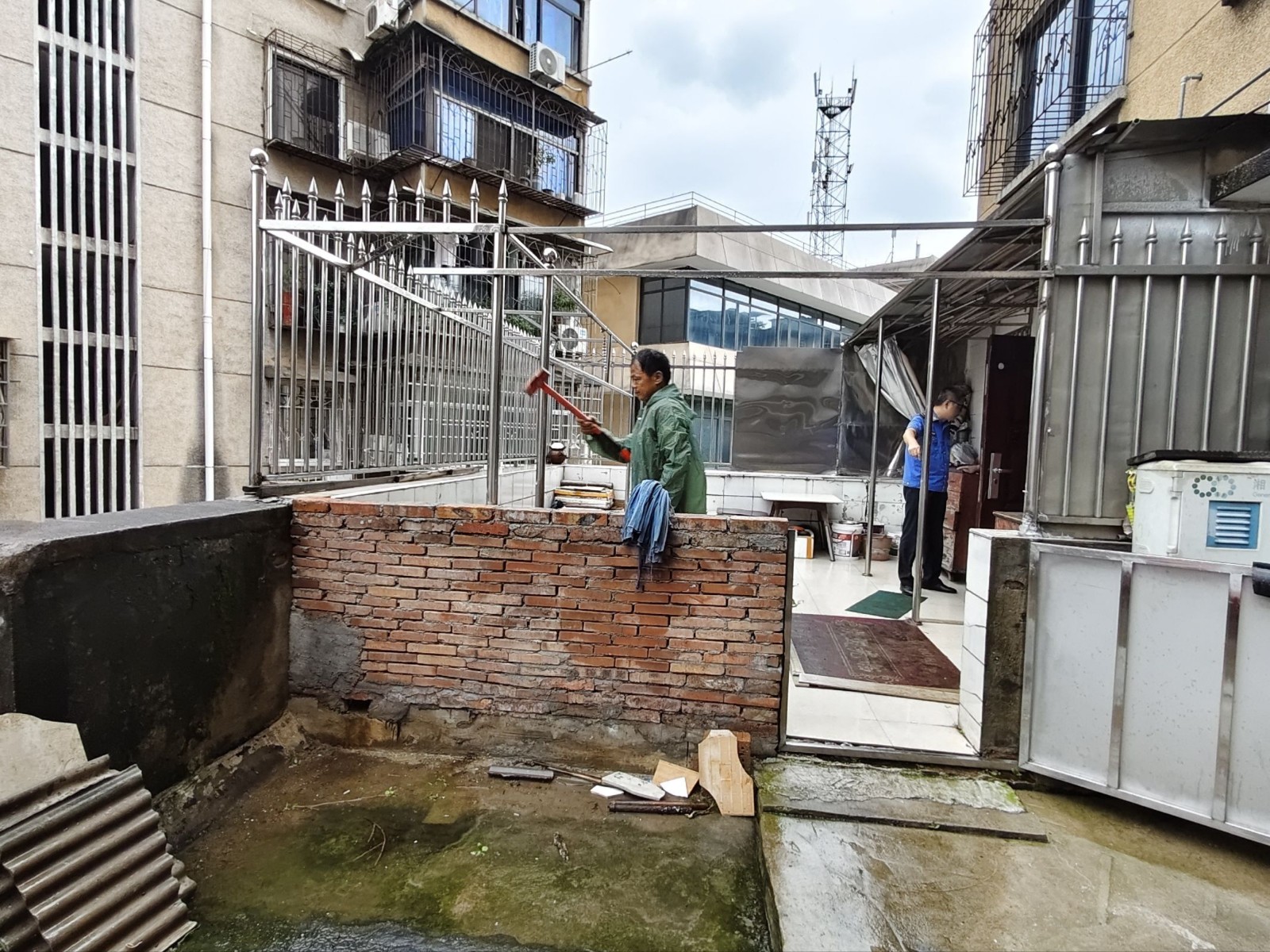 熙春路社区依法依规拆除违章建筑