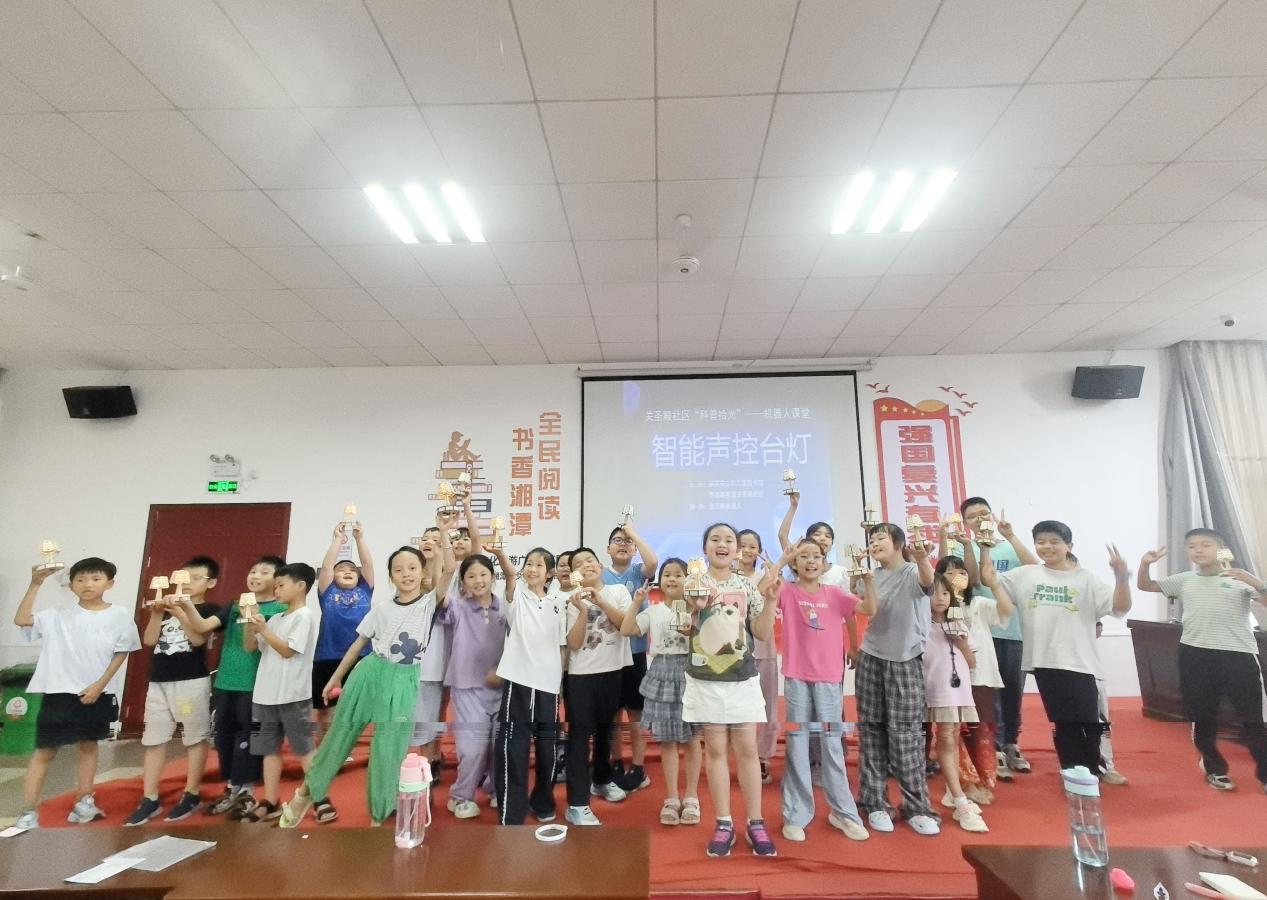 关圣殿社区“科普拾光”课堂：玩转智能声控台灯 点亮少年科学梦
