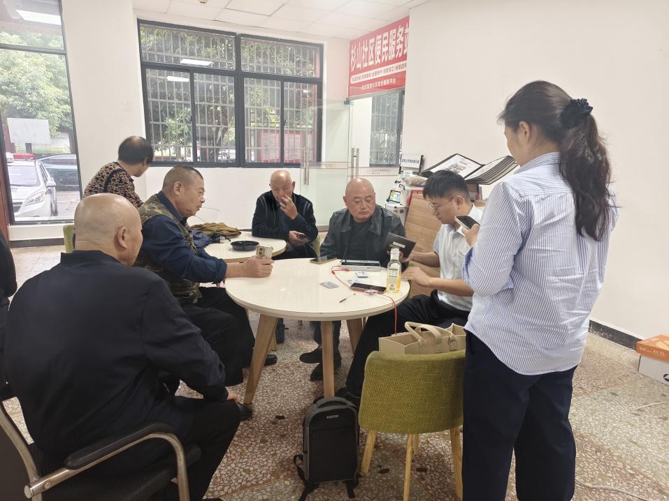 杉山社区：便民服务零距离 暖心换卡护银发