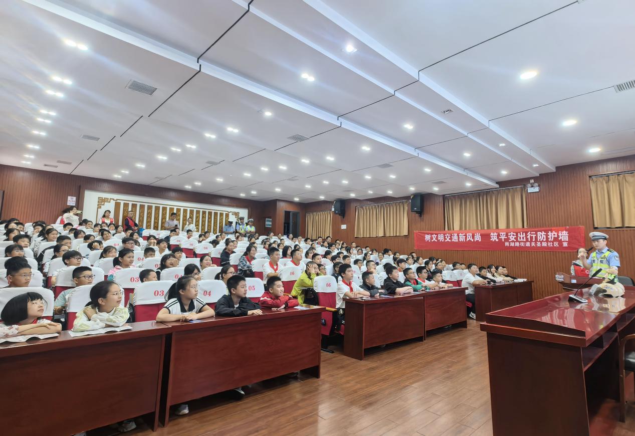【平安雨湖】关圣殿社区：一盔一带科普宣讲 守护少年平安出行