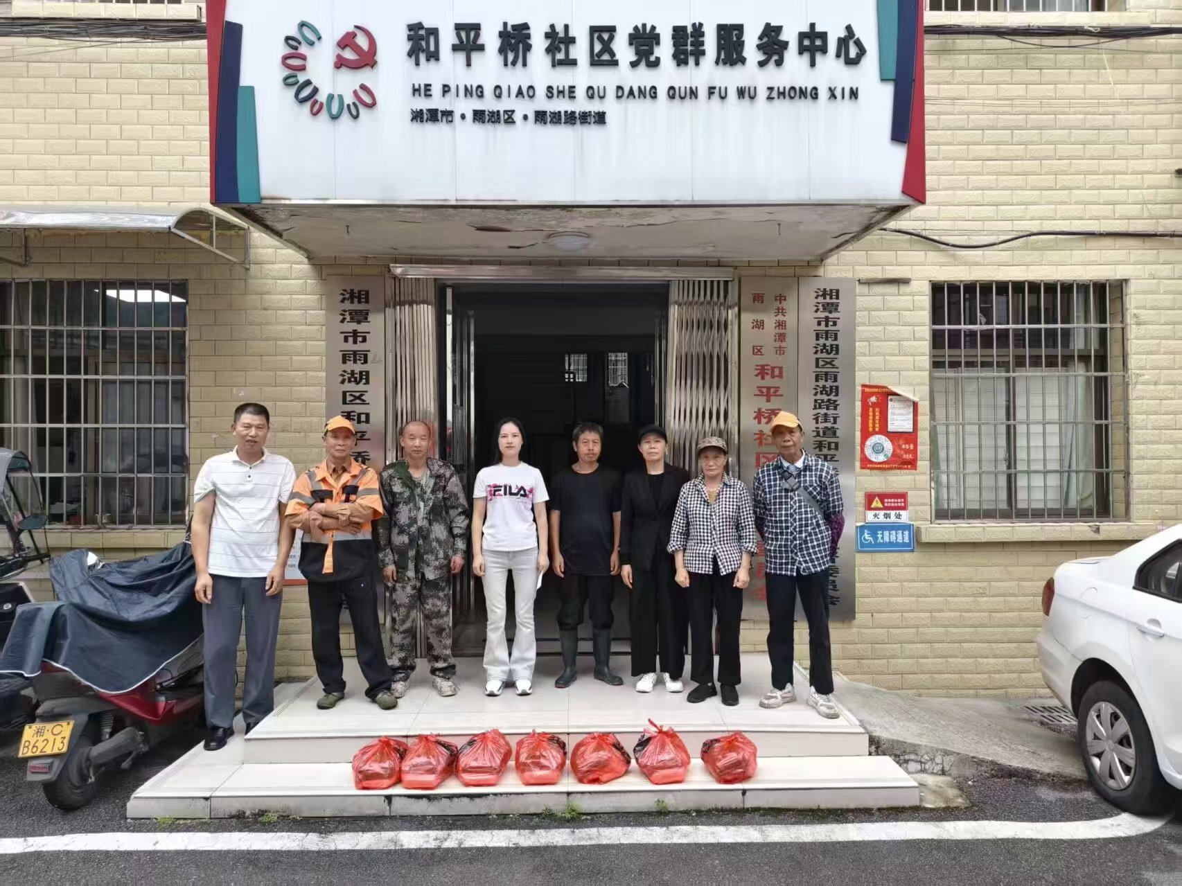 和平桥社区开展慰问一线劳动者活动