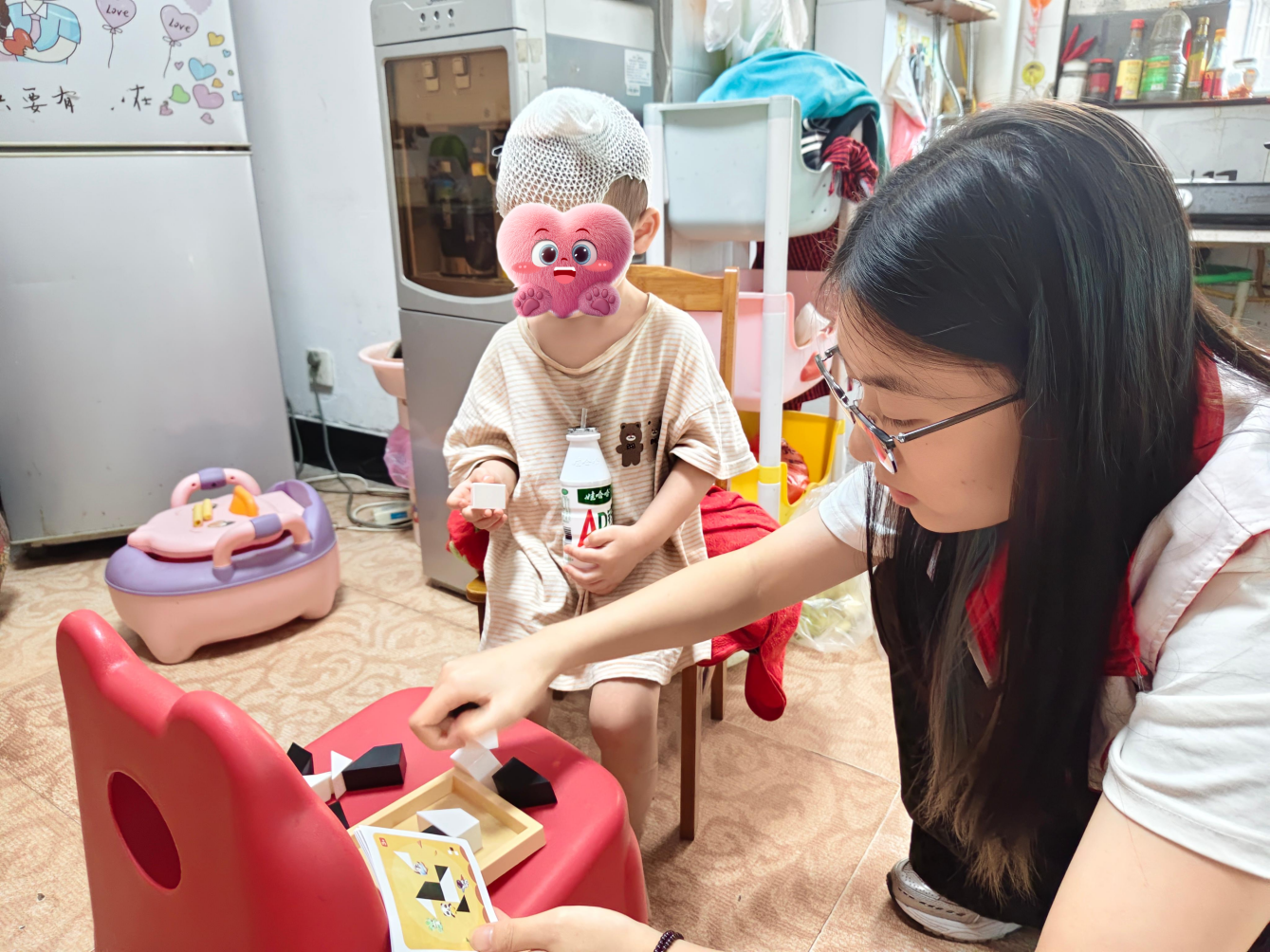 暖心守护伴成长！金塘社区联动社工关爱帮扶困境母子