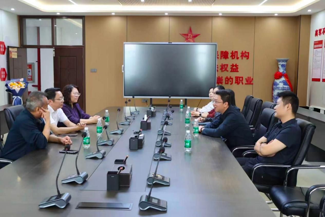 楠竹山镇开展教师节走访慰问活动