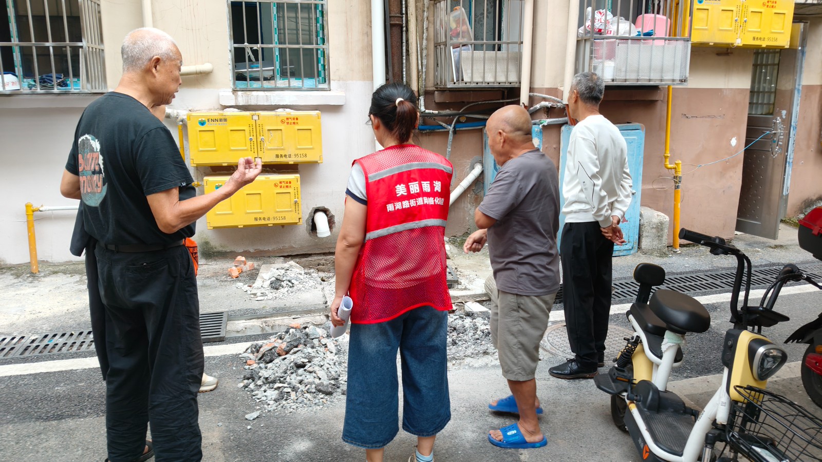 车站路社区网格巡查显担当 督促清理建筑垃圾护家园