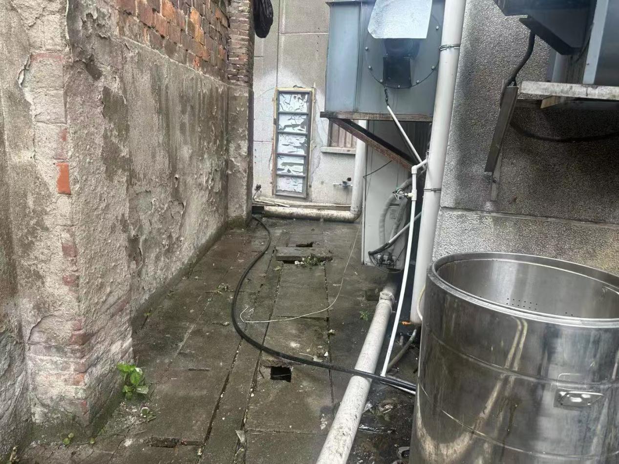 车站路社区：整治角落卫生死角 优化老旧小区环境