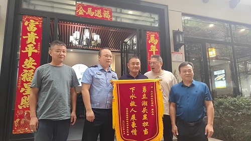 龙子巷社区表彰见义勇为居民周正林