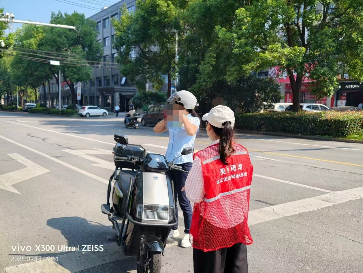 熙春路社区开展“一盔一带”交通安全劝导