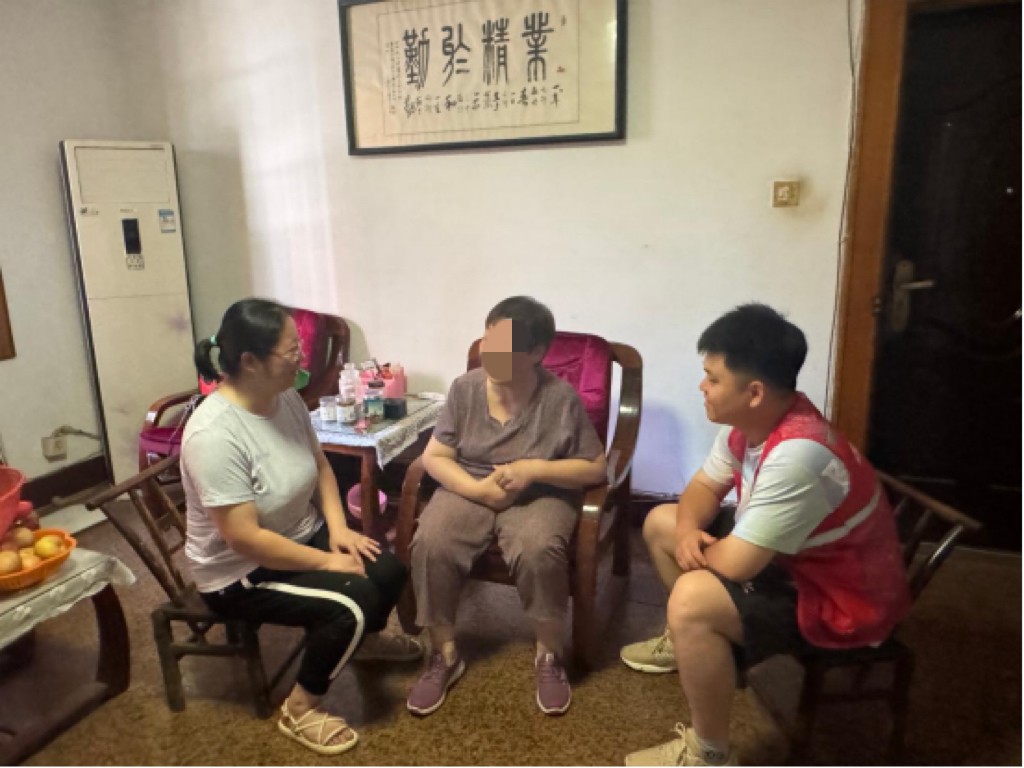 熙春路社区开展“安全+关爱”暖心下户行动