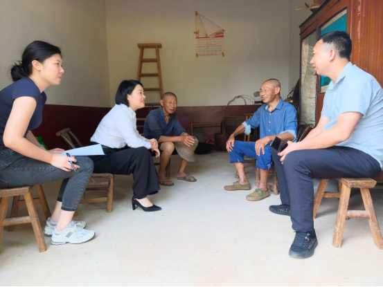 雨湖区人民法院深入金马村走访慰问脱贫户，入户倾听民声暖人心