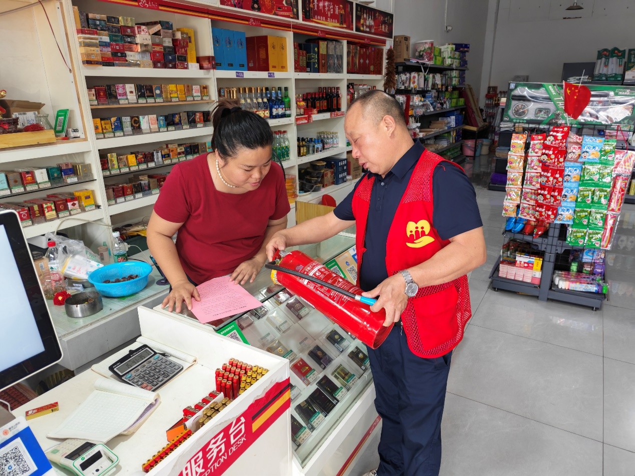 桃李社区开展节前沿街门店安全暨安全倡议书宣传活动