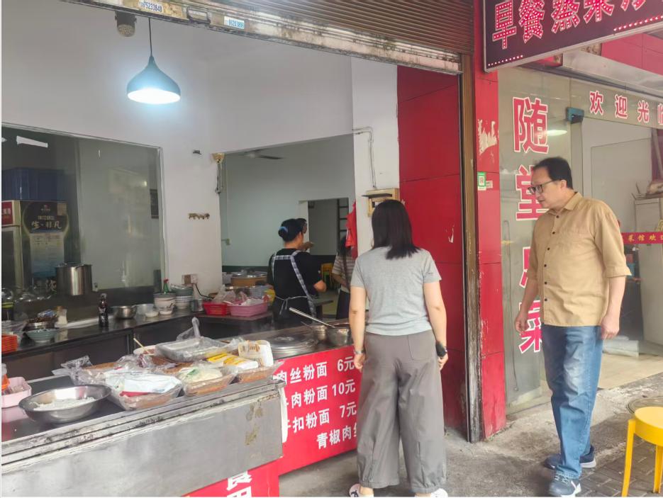 【平安雨湖】和平桥社区深入开展“九小”门店走访排查 织密辖区安全防护网