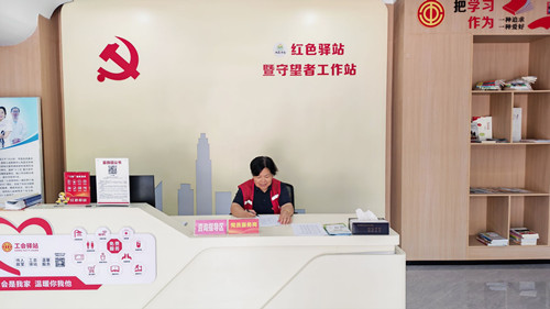 白石社区：党员值守不停歇 红色驿站暖“新”更暖心