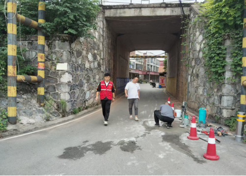 姜畲社区：姜畲新街加装金属安全岛防撞隔离桩，守护群众出行