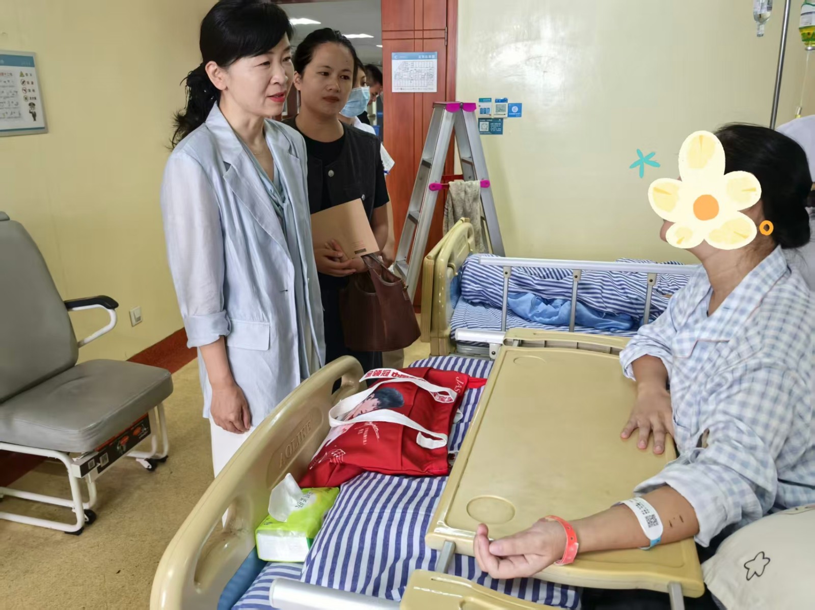 “娘家人”温情暖人心 市妇联慰问雨湖区患病妇女