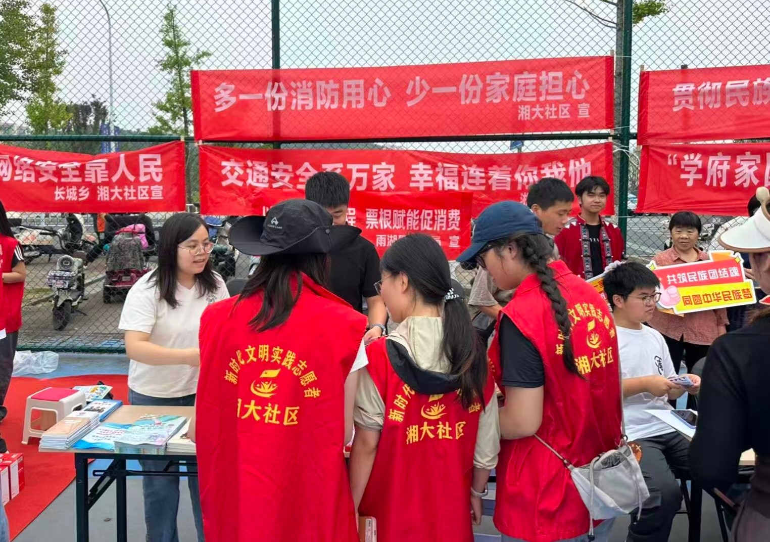 国补焕新惠学子 政策春风暖校园 ——雨湖区商务局开展以旧换新进校园活动