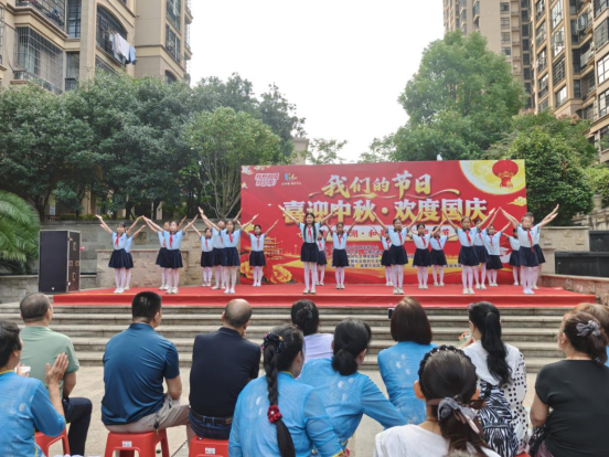 万新社区：党建引领聚合力 双节同庆暖邻里