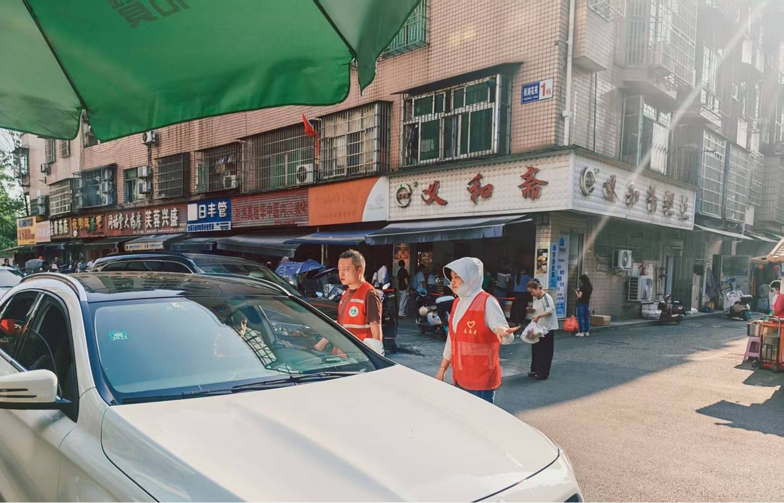【平安雨湖】关圣殿社区：开展节前交通劝导 守护集市出行平安