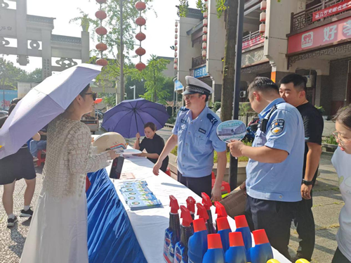 昭潭街道联合雨湖交警三中队开展“知识答题赢头盔，安全理念入人心”交通安全宣传活动