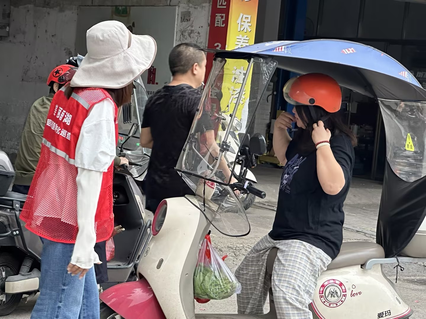 宝丰街社区开展“一盔一带 安全常在”文明交通宣传活动