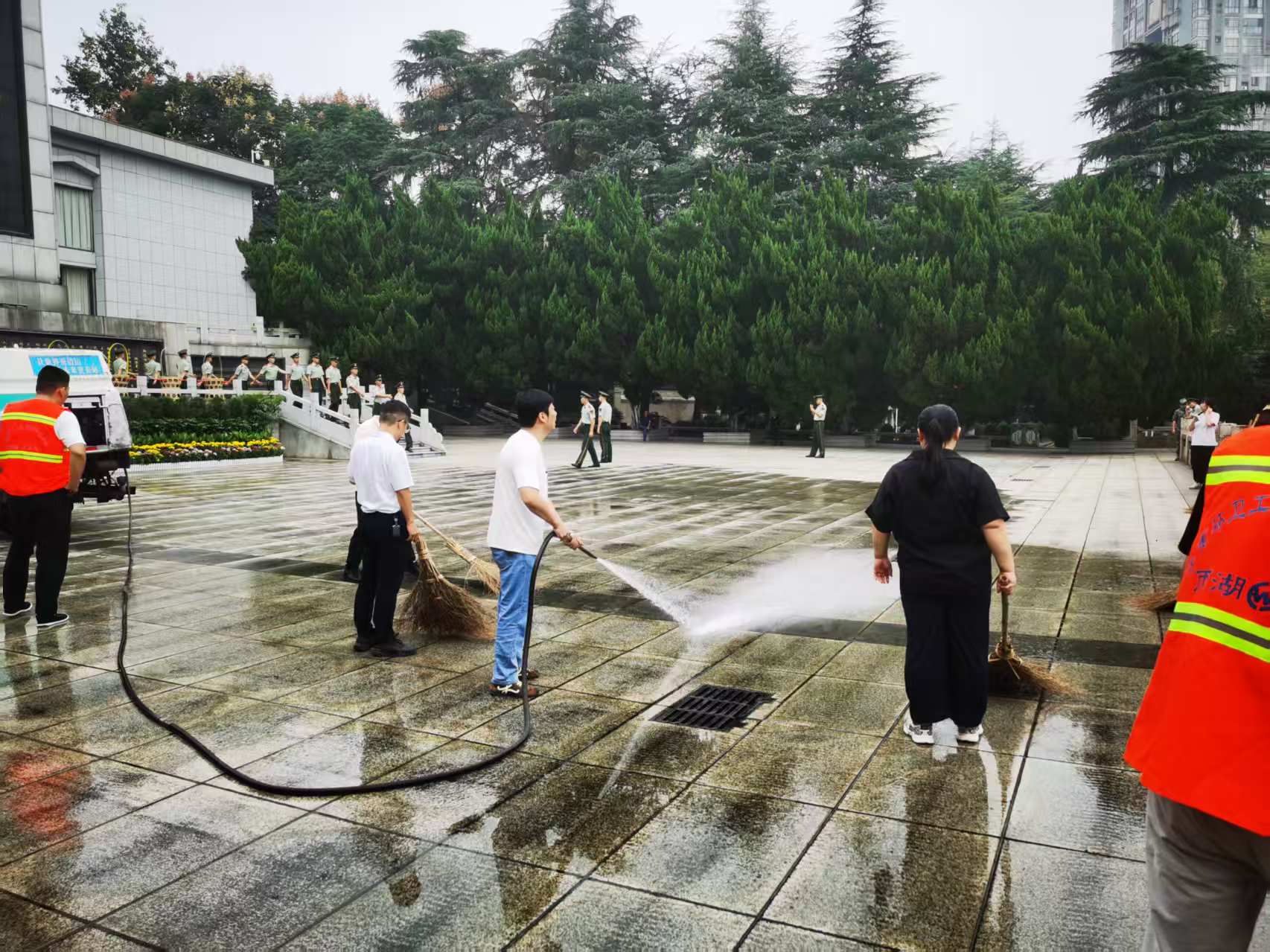 区环卫中心组织开展烈士陵园卫生清扫活动