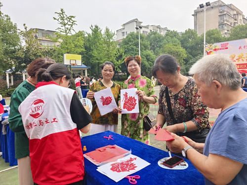 许家铺社区：巧手剪"廉"迎国庆 清风正气润万家