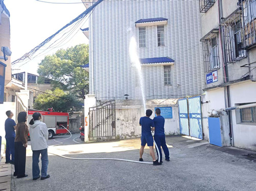 烟竹社区：清除马蜂窝隐患 守护居民平安