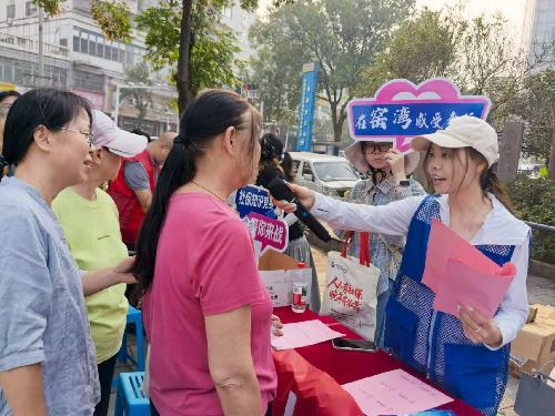 2026年雨湖区社保宣传活动在白石公园举行
