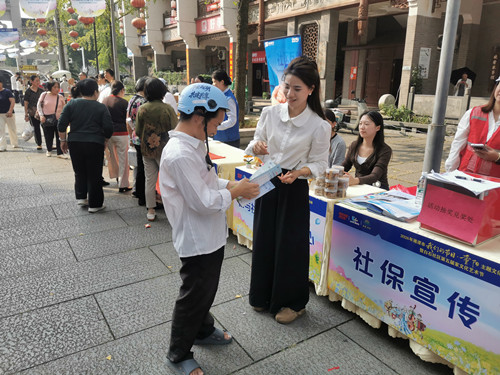 白石社区：佳节搭台送岗位 惠民服务庆重阳