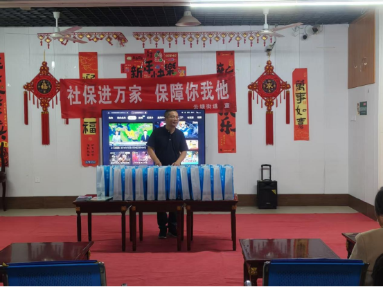 万新社区开展“社保进万家”主题宣传活动