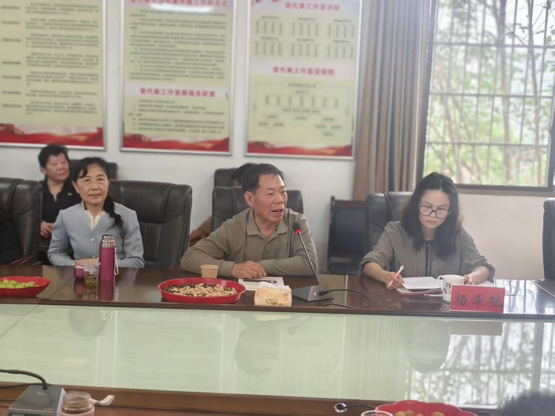 鹤岭镇召开2026年退休老干部重阳节座谈会