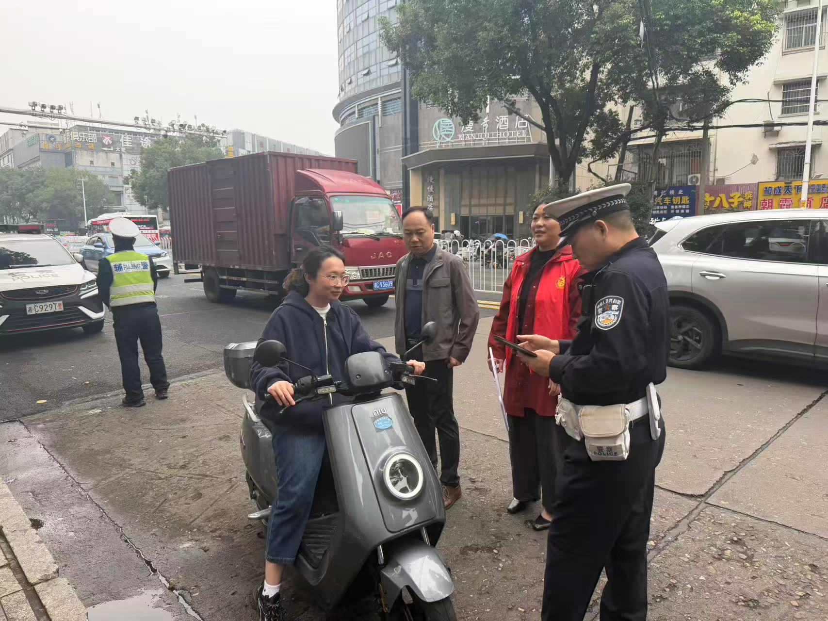 云塘街道开展佩戴头盔交通劝导活动