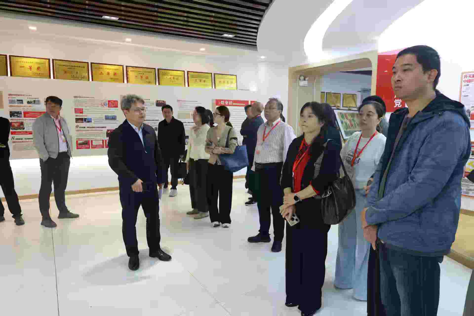 “国培计划”长株潭校长团走进建元中学 解码AI赋能教学常规的“建元路径”